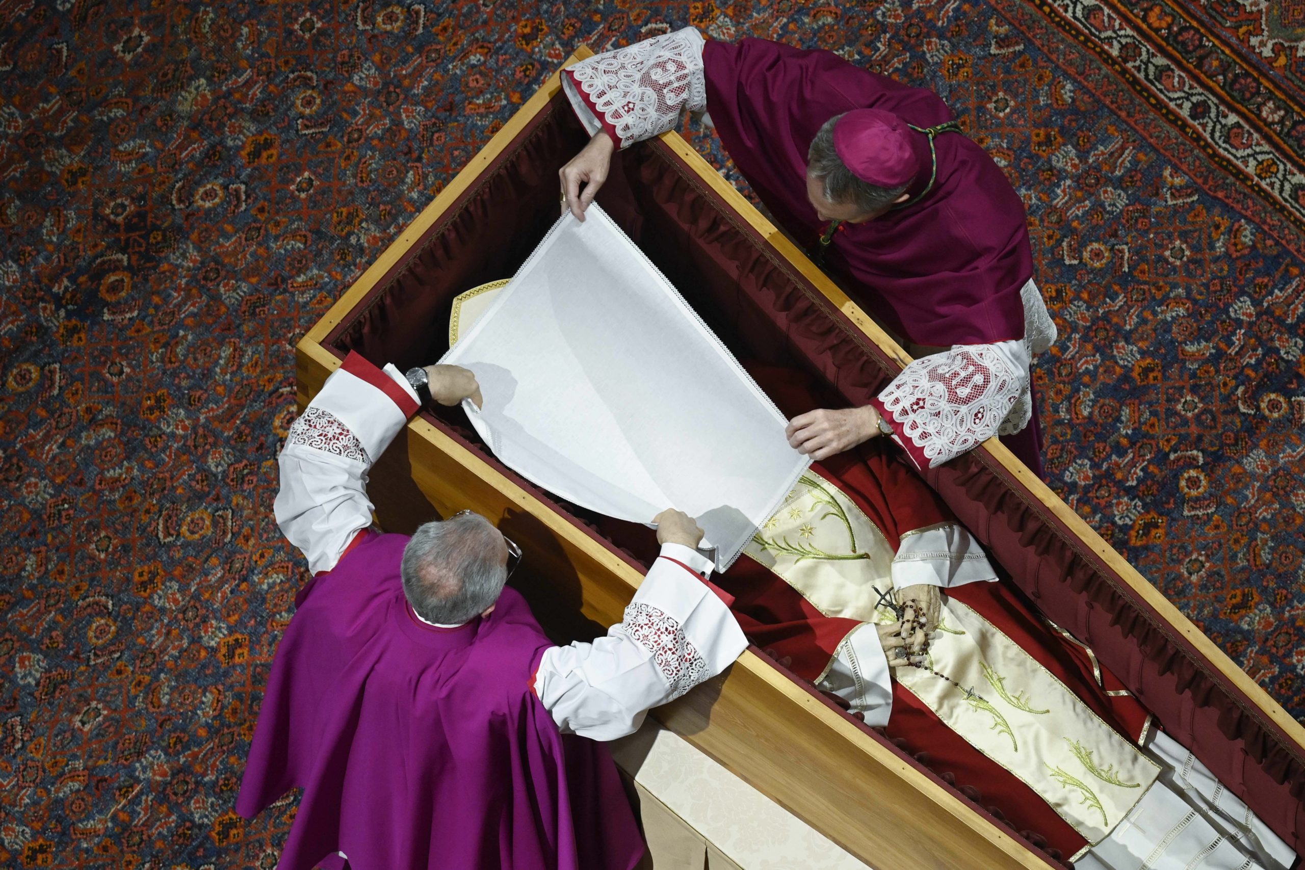 photos-solemn-images-of-the-closing-of-pope-emeritus-benedict-xvi-s